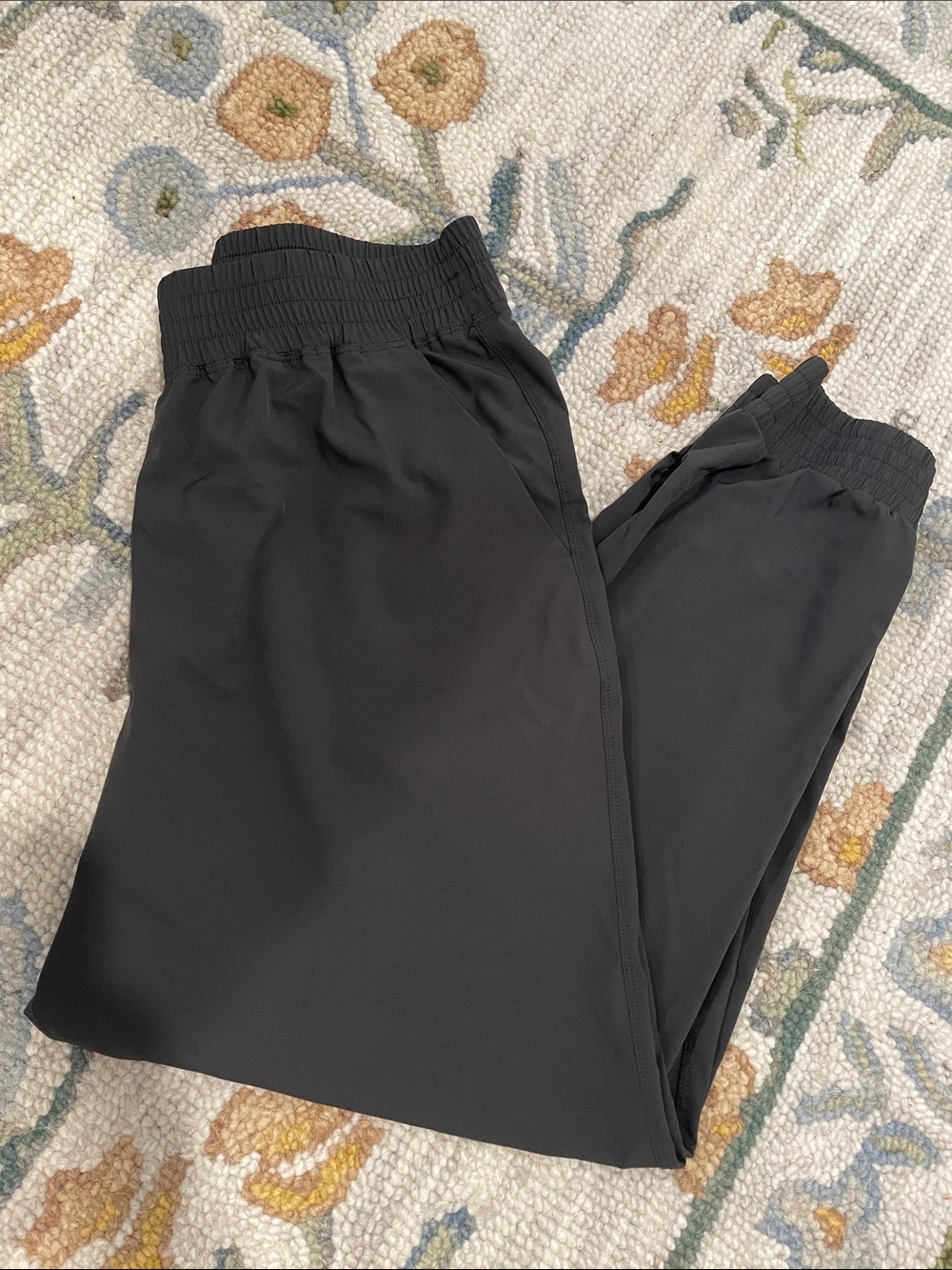Old Navy Women’s Dark green Jogger Pants with Elastic Cuffs - Picture 5 of 6